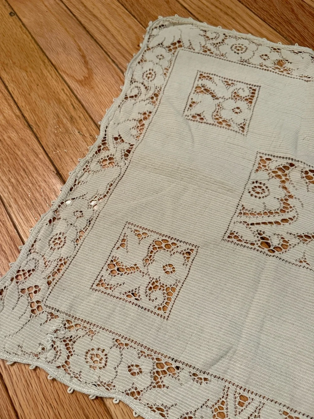Vintage Lace-Trimmed Linen Table Runner Crean Edge detail cottage granny country